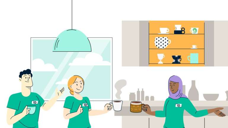 Kuvituskuva, jossa kolme työntekijää ovat kahvihuoneessa. Kaikilla on päällään vihreät työvaatteet ja yksi työntekijöistä käyttää huivia.