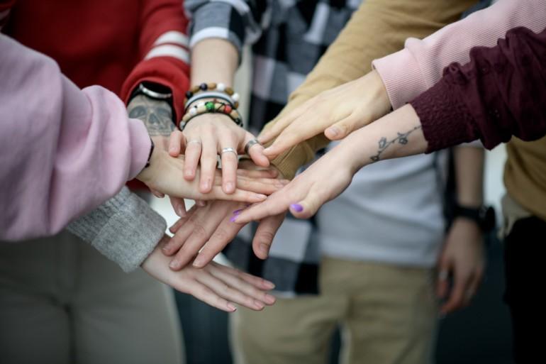 Nuorten kädet kuvaamassa yhteistyötä. Kuva: Diak